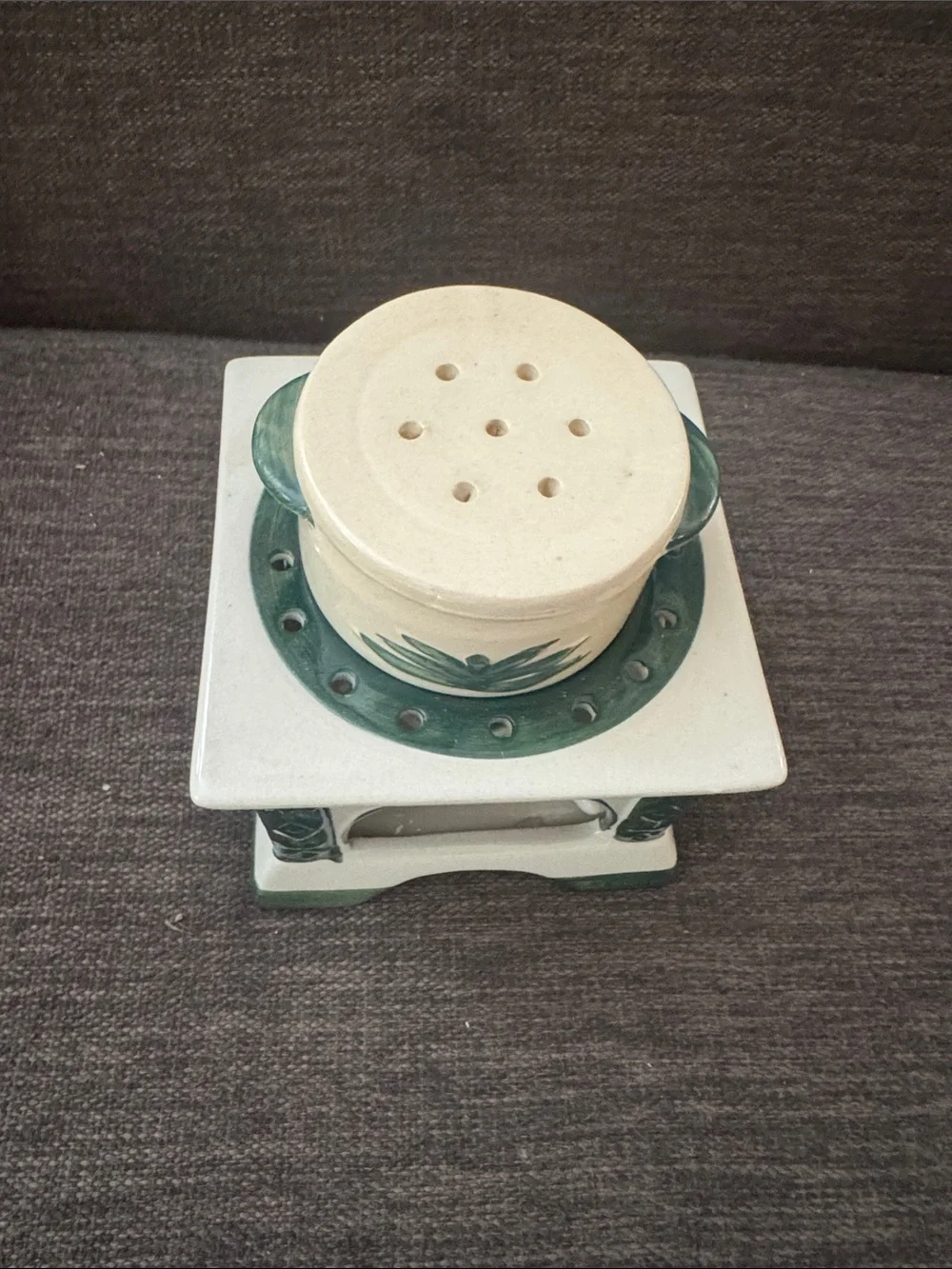 Vintage wax warmer diffuser with Green Leaf Motif